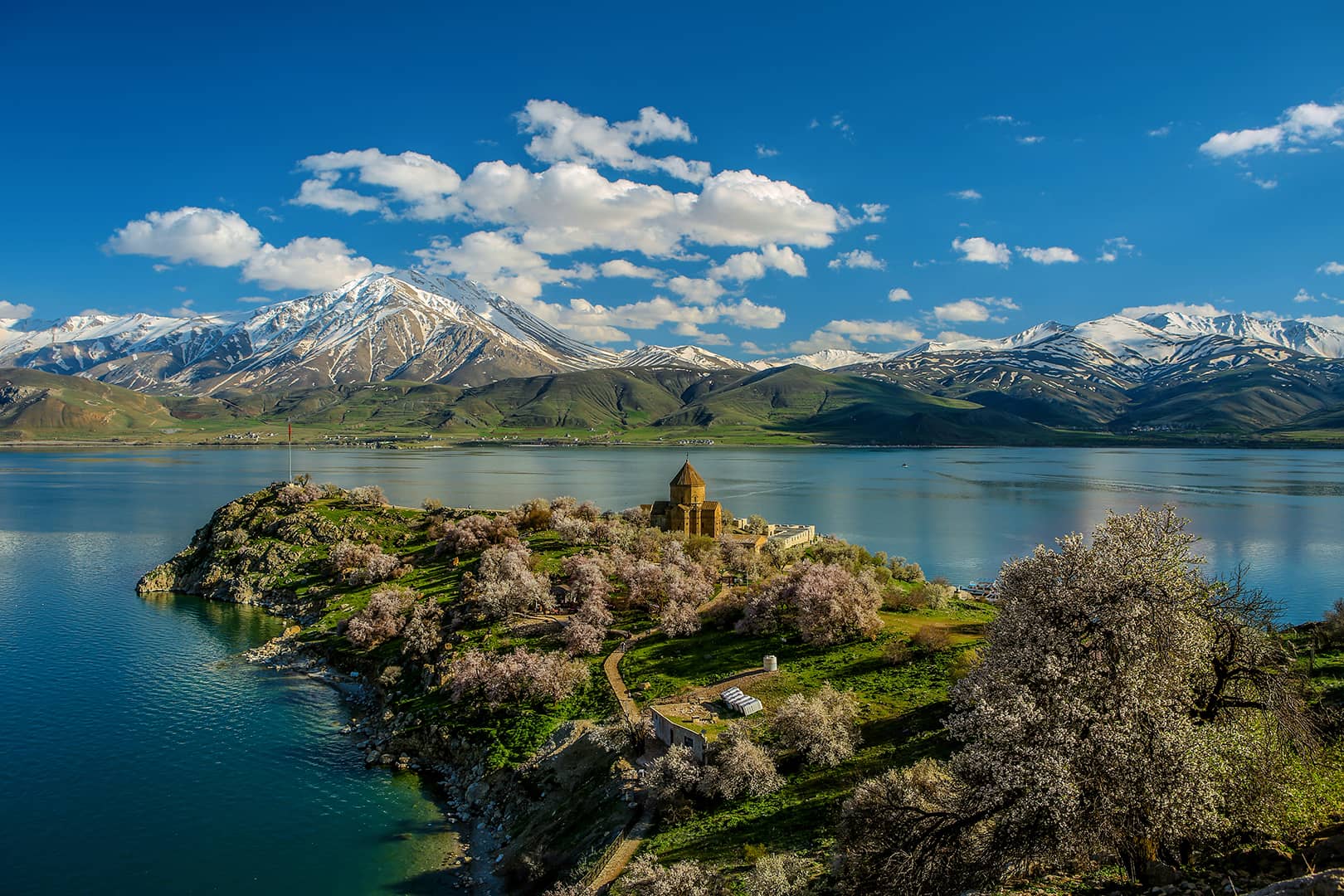 Lac de Van — l’île d’Akdamar et les montagnes enneigées